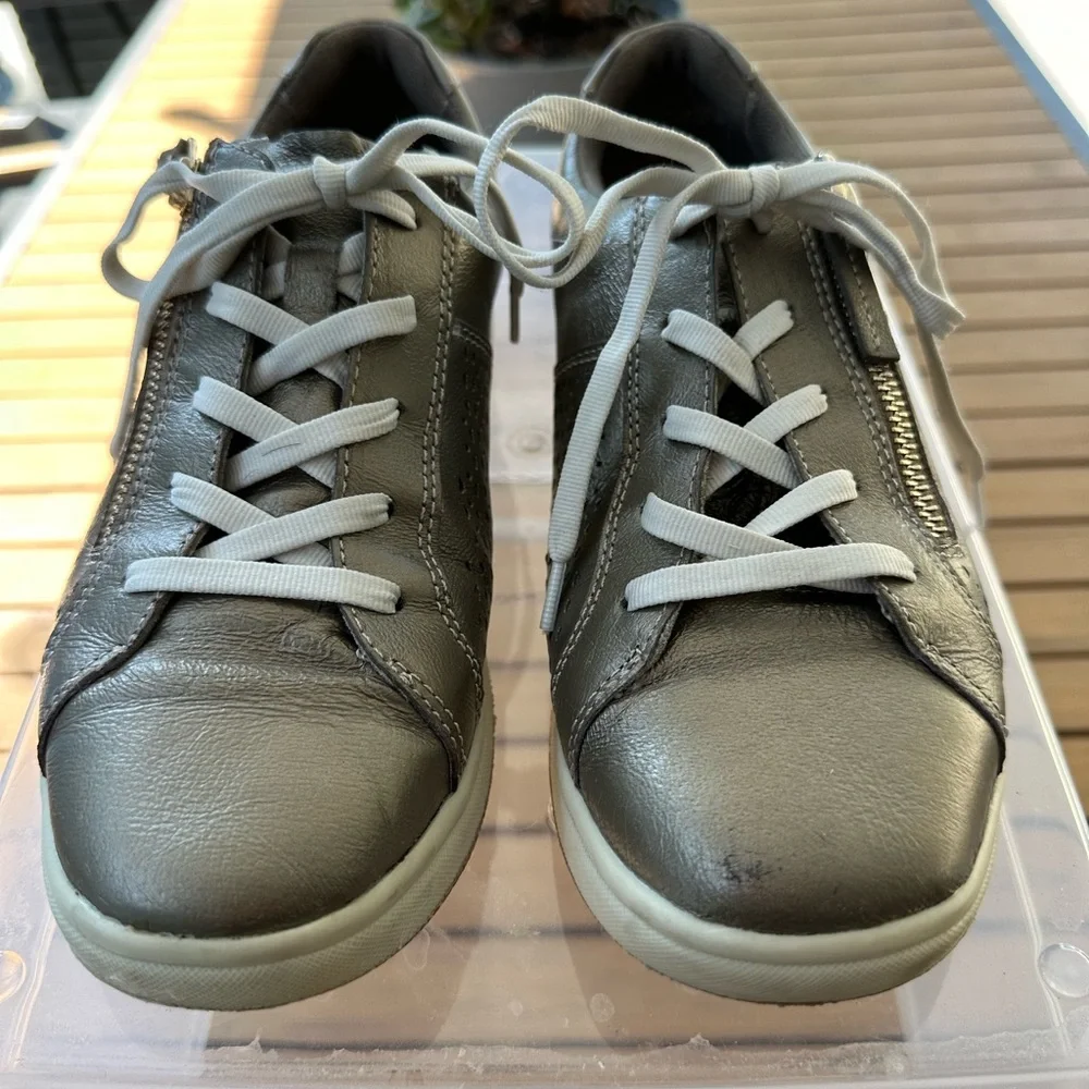 Earth Origins Etta Zip Sneaker Platinum Metallic Comfort Walking Shoe Size 8 ✨